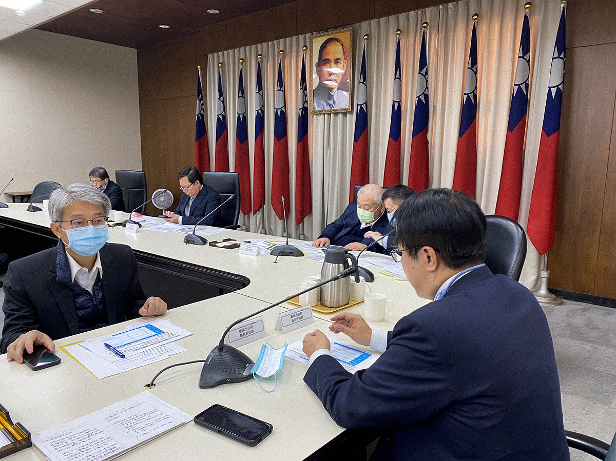 行政院今(16)日下午由副院長鄭文燦主持召開水情會議。 圖：黃偉哲辦公室提供