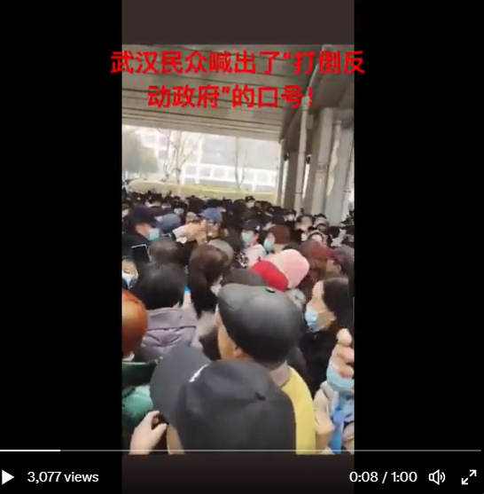 武漢民警對峙，抗議醫保改革。 圖：翻攝自@jenniferzeng97推特