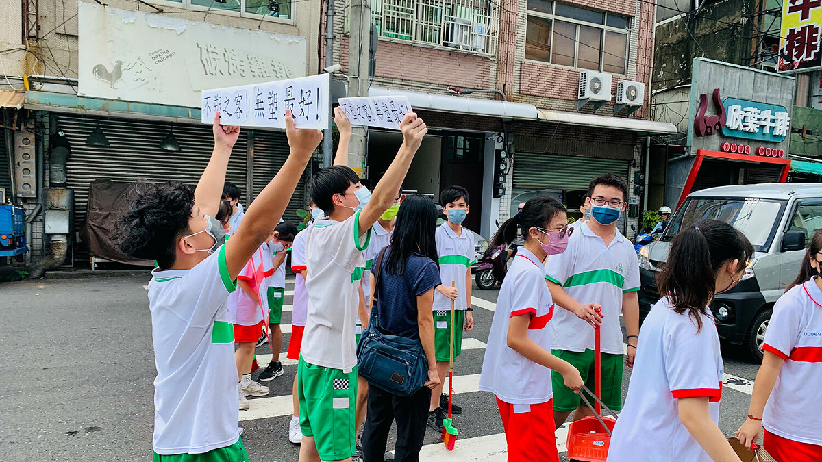 嘉義市大業國中學生走出校園，宣導環保護木。 圖：嘉義市大業國中/提供