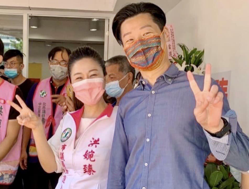 針對王世堅昨（15）日宣布不參選中正、萬華立委，民進黨議員洪婉臻感謝王成全大局，並放上自己與該選區現任立委林昶佐雙雙比出「勝利」的合照。 圖：擷取自洪婉臻臉書