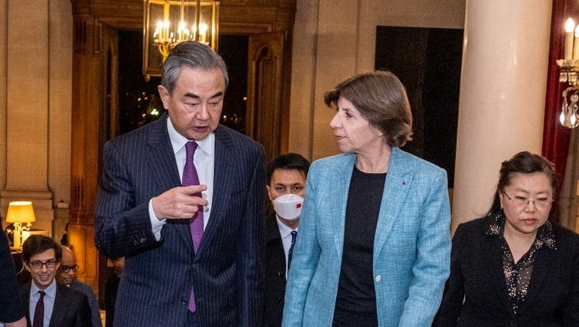 中國中央外事辦主任王毅(左)15日訪問法國並與法國外交部長柯隆納(Catherine Colonna)(右)舉行會談． 圖：翻攝Twitter/@MinColonna
