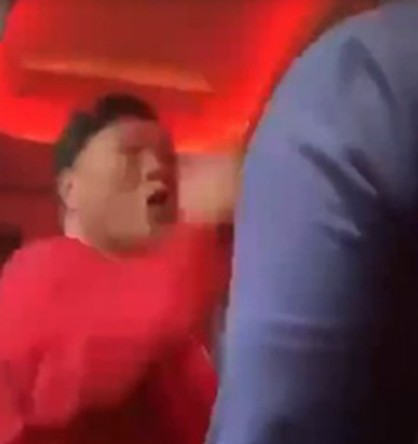 夏玉順遭爆近期搭華航客機時咆哮空服員還要求幫忙穿襪子。 圖：翻攝謝國安臉書
