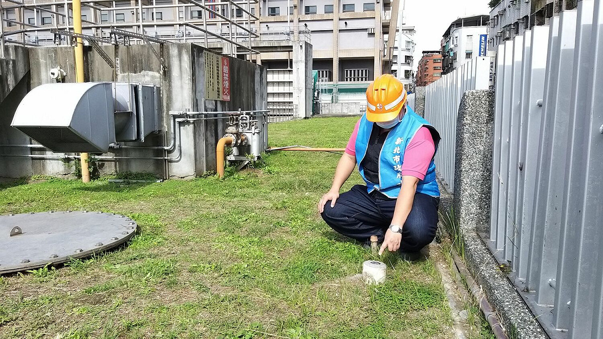在油槽周圍安裝土壤氣體監測井，可監測土壤中氣體及油氣變化，藉以判斷是否有滲漏。 圖：新北市水利局提供