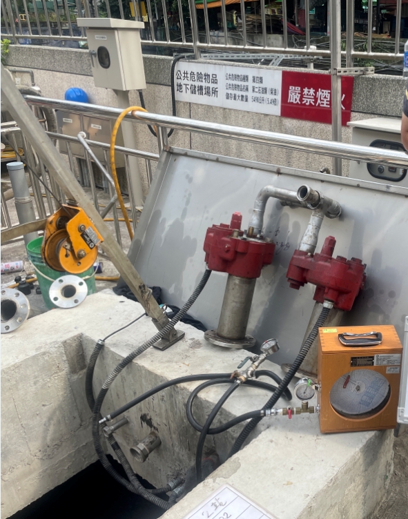 抽水站油槽打氣進行密閉測試，可檢測油槽是否有漏氣。 圖：新北市水利局提供