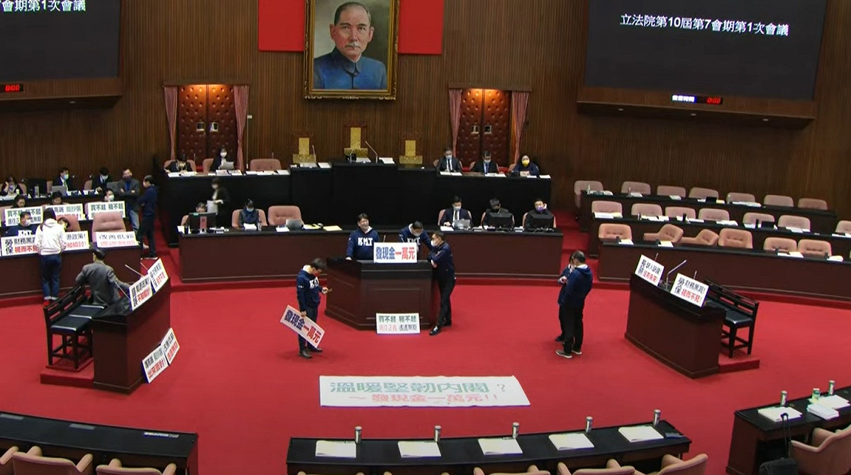 國民黨立委佔據議長發言台及官員席。 圖：擷取自國會頻道