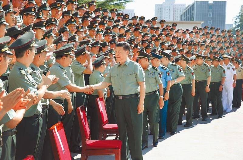 習近平2016年8月視察以他命令創建的解放軍戰略支援部隊。 圖：翻攝新華社