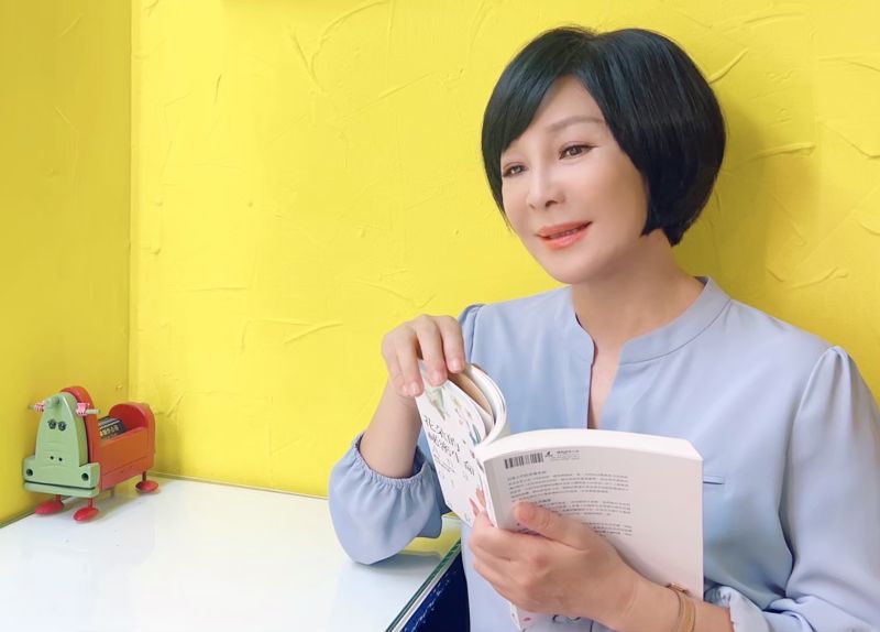知名作家兼主持人吳淡如日前分享她的「電腦繪圖」作品，卻被質疑AI算圖當成個人畫作，引起爭議。 圖／梯梯文創提供