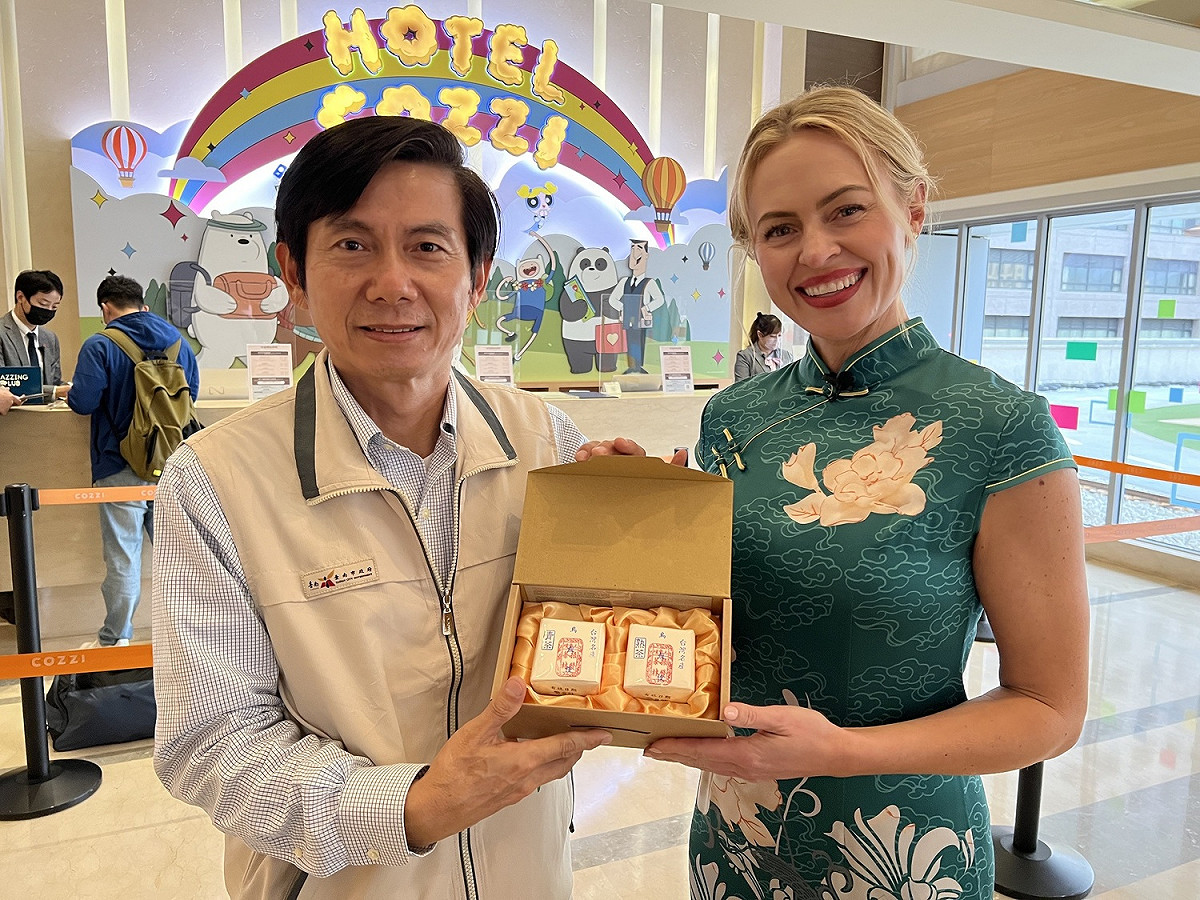 Erica Olsen穿著旗袍漫遊巷弄，體驗不一樣的台南。 圖： 台南市政府觀光旅遊局／提供