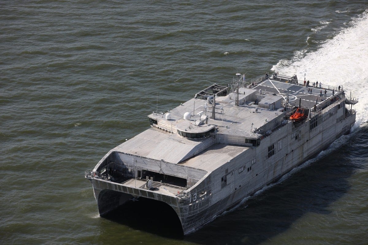 美國海軍最新、具有「自主運行能力」的「先鋒級」(Spearhead-class)遠征快速運輸船「阿巴拉契科拉號(USNS Apalachicola，T-EPF-13)」。 圖：翻攝Austal USA