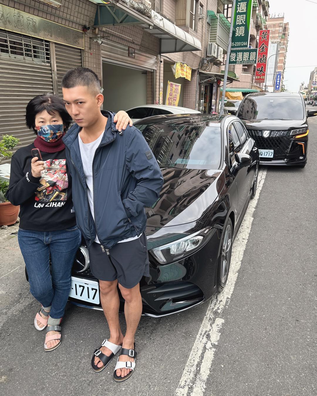 鳳梨昨（16）日在臉書發文表示買了一台新車給媽媽。 圖：取自鳳梨 吳泓逸臉書
