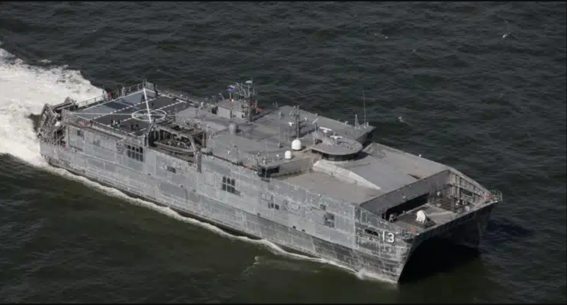 美國海軍最新、具有「自主運行能力」的「先鋒級」(Spearhead-class)遠征快速運輸船「阿巴拉契科拉號(USNS Apalachicola，T-EPF-13)」。 圖：翻攝Austal USA