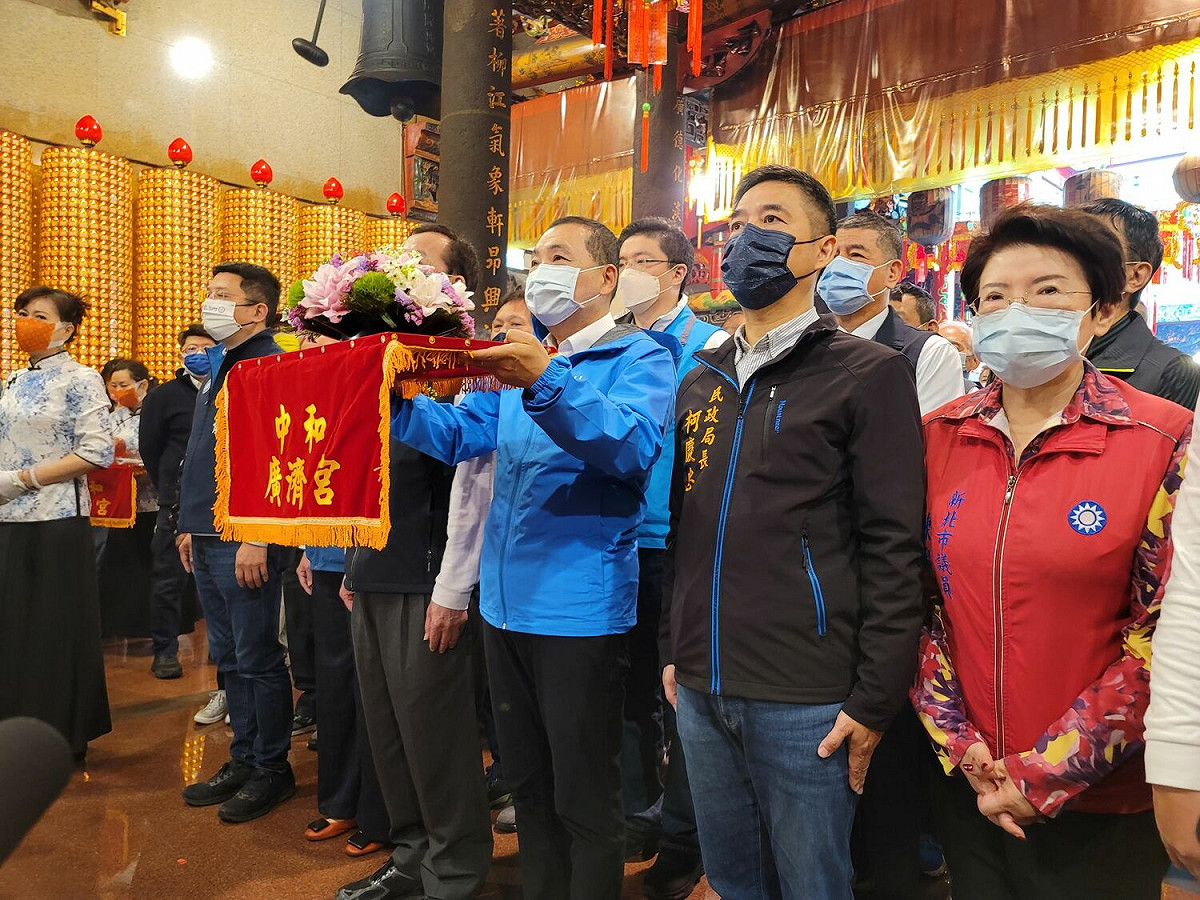 侯友宜至中和廣濟宮參拜祈福。 圖：新北市民政局提供