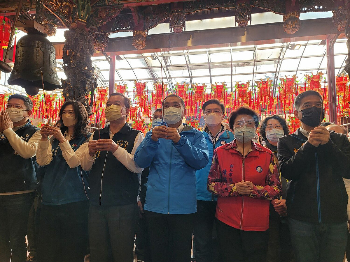 侯友宜參拜中和福和宮。 圖：新北市民政局提供