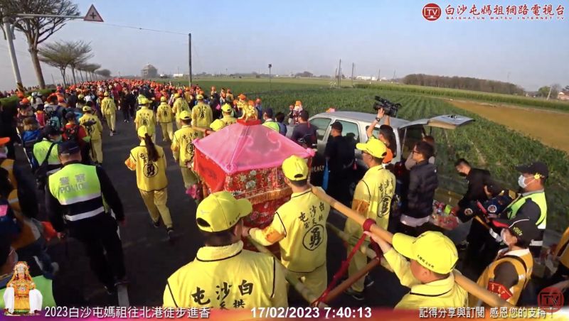 白沙屯媽祖進香今天繼續第六天行程，仍有大批香燈腳跟隨。 圖/白沙屯媽祖網路電視台YT