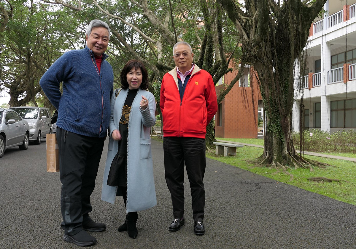 醒吾商專61年畢業校友力誠實業董事長蘇慶福（圖右）、瀚荃公司董事長楊超群（圖左）與69年畢業耀騰公司董事長梁夷麟（圖中），三位傑出校友於林蔭大道前合影留念。 圖：醒吾科大提供