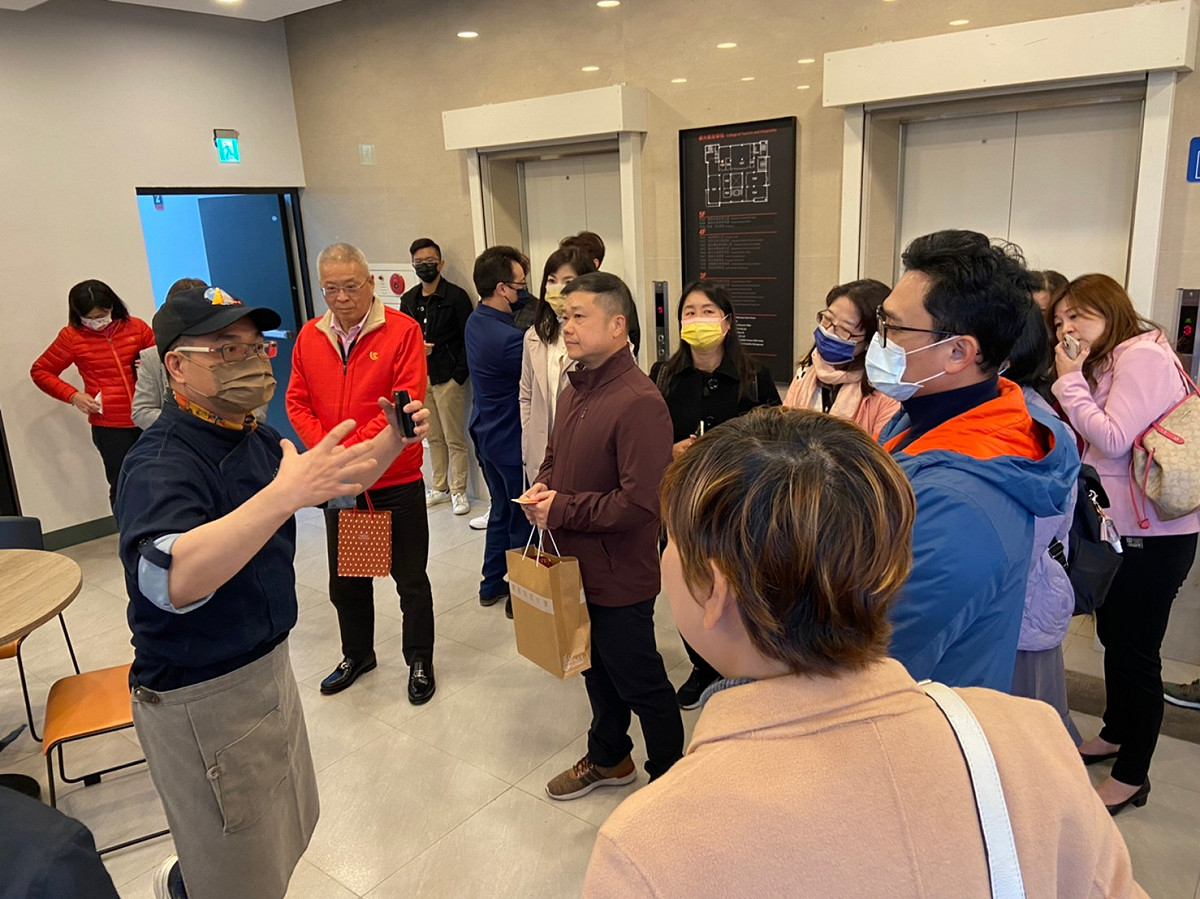 醒吾科大餐旅管理系主任許燕斌（圖左）向校友們介紹翻糖得獎作品。 圖：醒吾科大提供