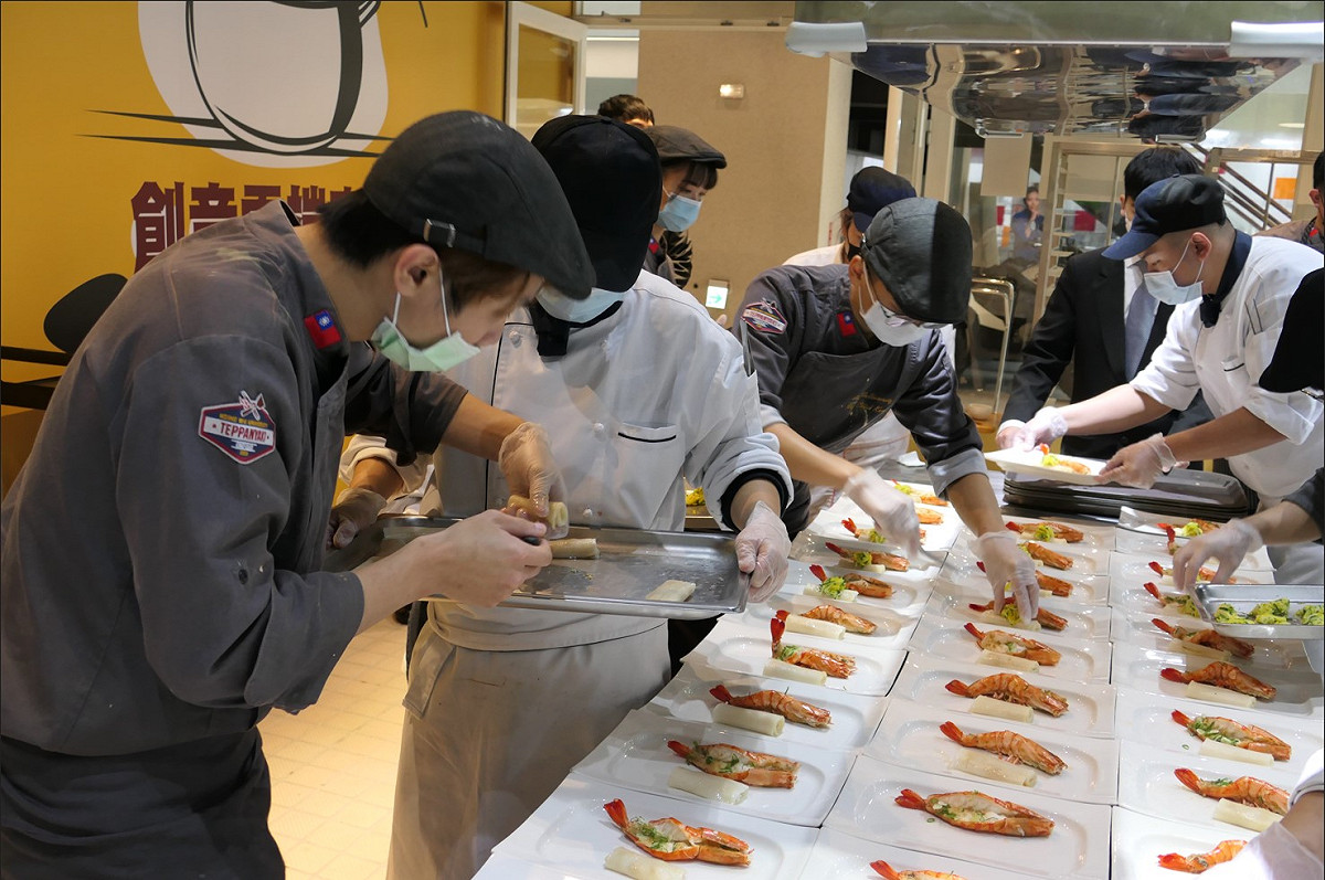 醒吾科大餐旅管理系學生們用心準備餐點，提供校友色香味俱全的美食饗宴。 圖：醒吾科大提供
