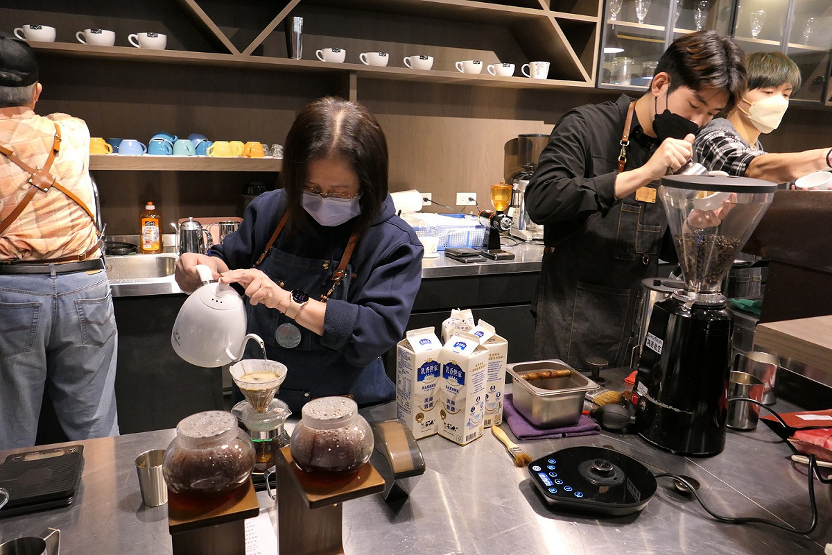 醒吾科大餐旅管理系老師卓文倩（圖中手沖咖啡者）帶領學生現場手沖咖啡及茶品，提供校友們品嚐享用。 圖：醒吾科大提供