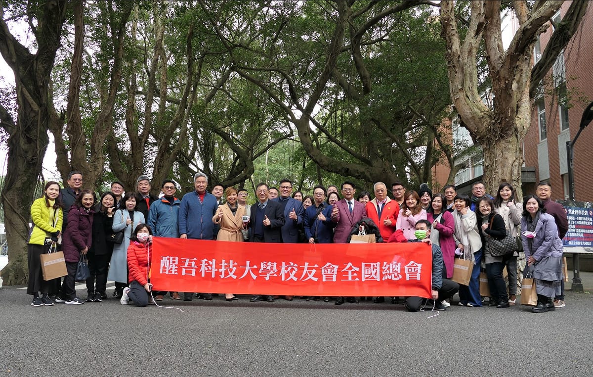 醒吾科大傑出校友台灣區觀光旅遊總會會長吳素娥（圖中持樹苗者）偕醒吾科大校長陳義文（圖中左一）及醒吾科大校友會全國總會理事長林棋凡（圖中）與校友們在林蔭大道推動ESG校友植樹合影。 圖：醒吾科大提供