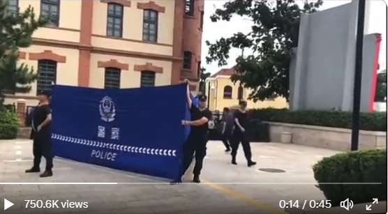 網傳中國警察演習應對白紙革命的影片，不過引來網友的嘲諷。 圖:翻攝自李老師不是你老師推特