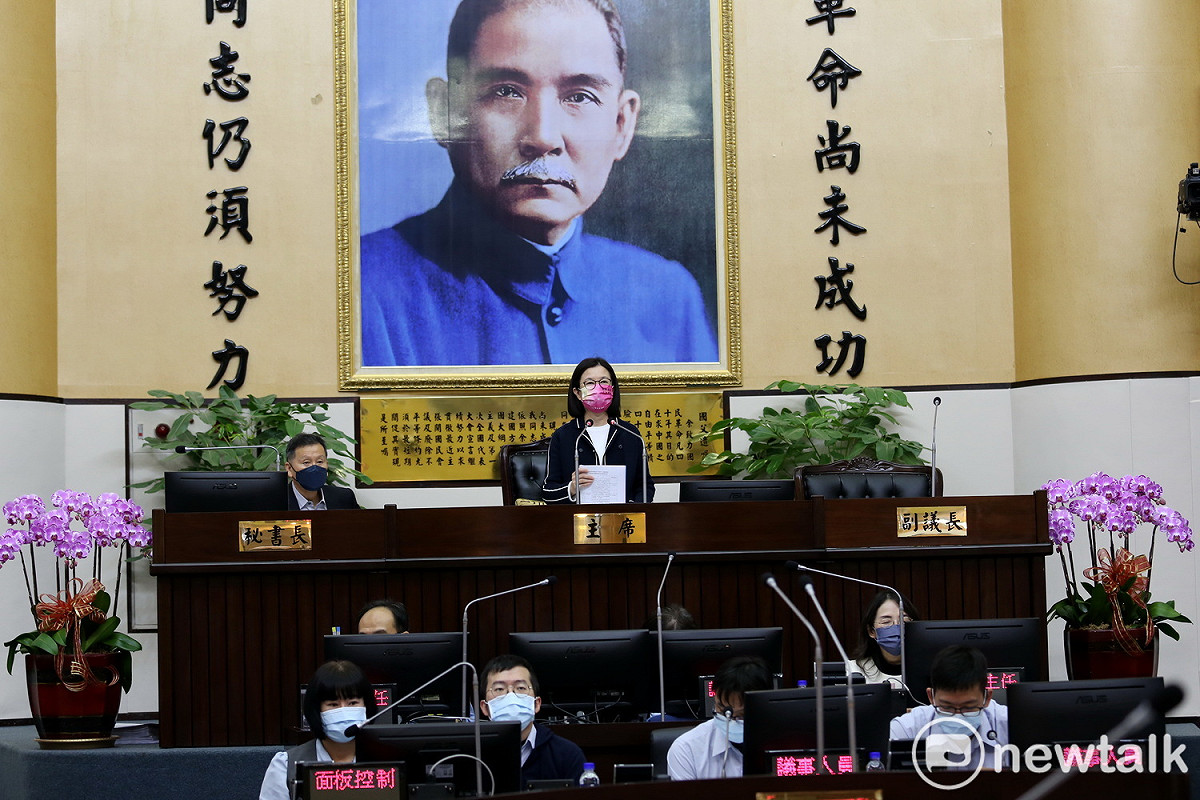 針對九崴天然氣發電廠建蓋選址不當，議員不分黨派發言表達地方居民對於該開發案的強烈擔憂。考量到議事的進度與效率，主席邱莉莉發起表決，大會一致反對九崴天然氣發電廠建蓋現有選址開發案。 圖：台南市議會提供