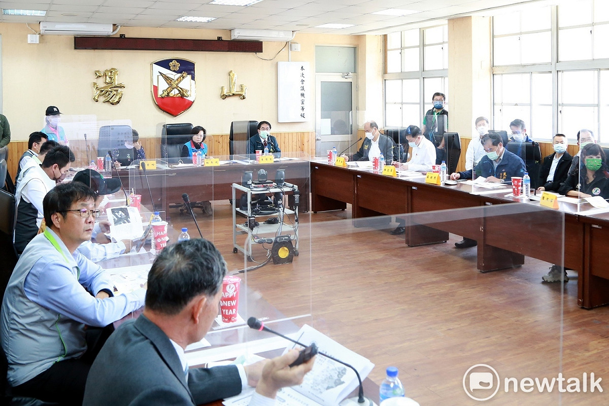 針對永康砲校原「電訊大樓」建物老舊是否拆除或整建評估案，台南市議會保安委員會包括林燕祝、朱正軒、楊中成、林冠維、杜素吟、吳禹寰、黃肇輝、陳秋萍等多位議員，今日現勘協商，台南市長黃偉哲也到場關心。 圖：黃博郎／攝