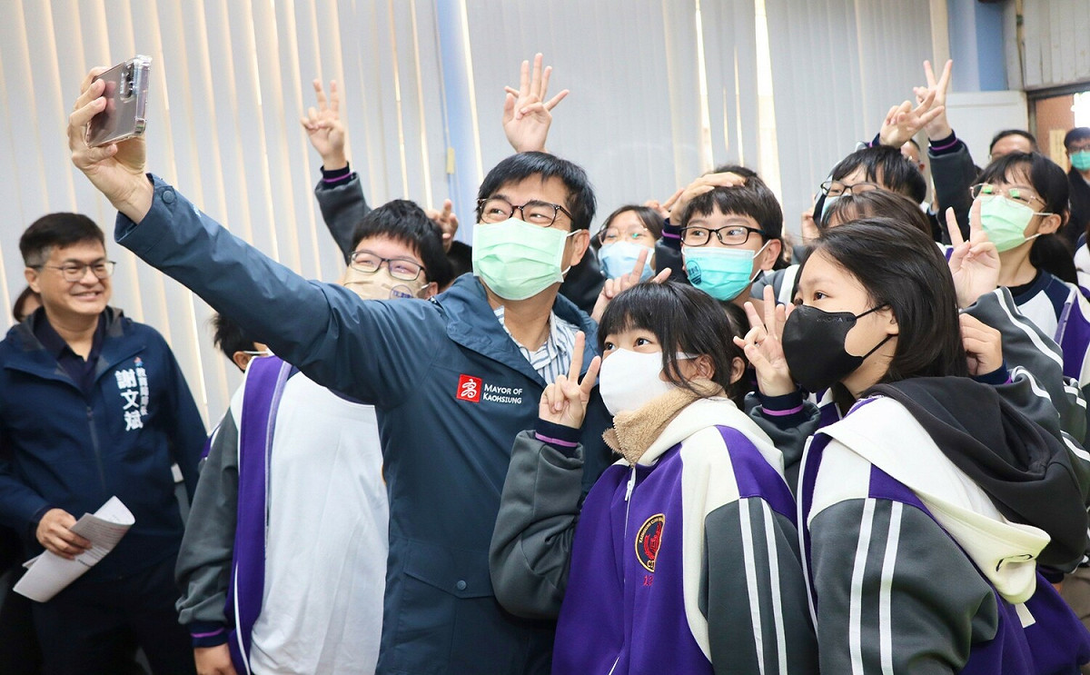 陳其邁與旗津國中同學玩自拍。 圖：高雄市教育局/提供