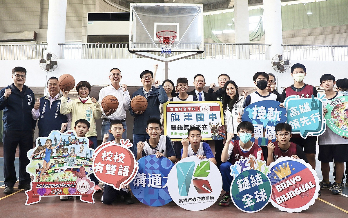 陳其邁(後排中)訪視旗津國中雙語教學成果。 圖：高雄市教育局/提供