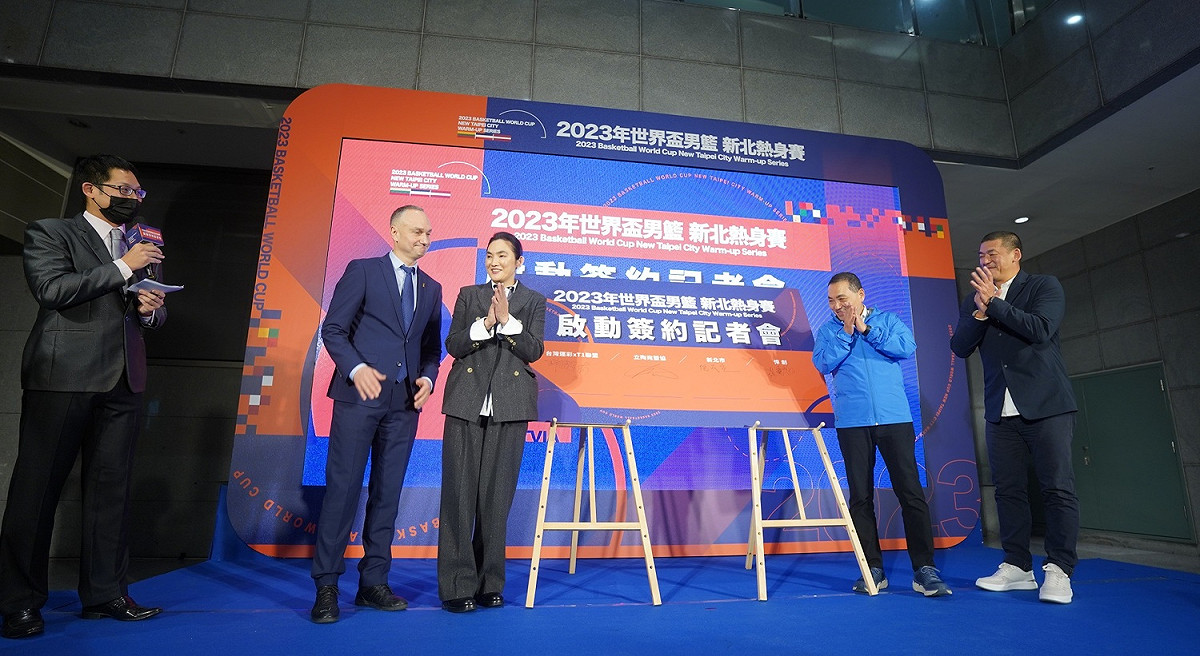 2023年世界盃男籃新北熱身賽 歡欣完成簽約儀式。 圖：新北市新聞局提供