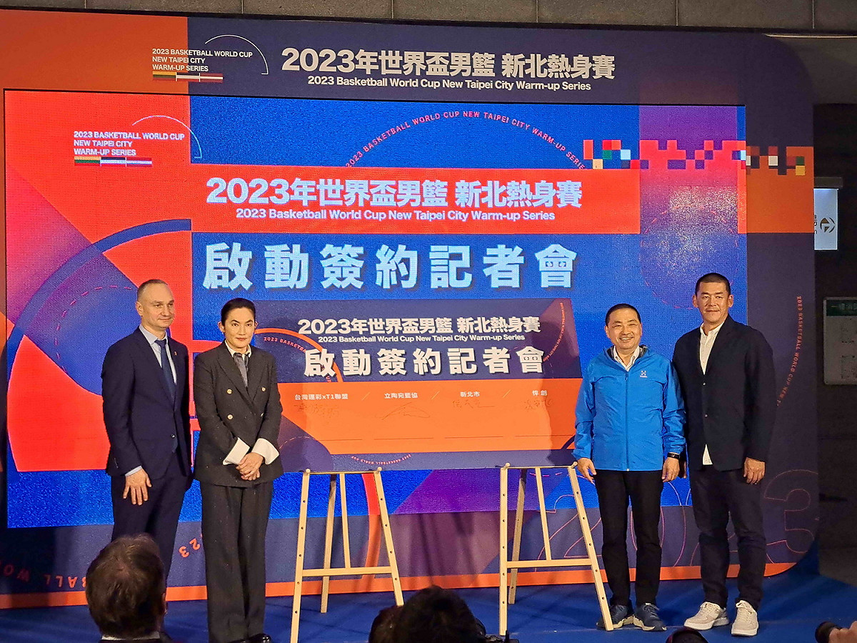 新北市長侯友宜與立陶宛籃球協會秘書長Mindaugas Balčiūnas、台灣運彩xT1聯盟會長錢薇娟以及悍創運動行銷公司創辦人張運智完成簽約儀式。 圖：新北市新聞局提供
