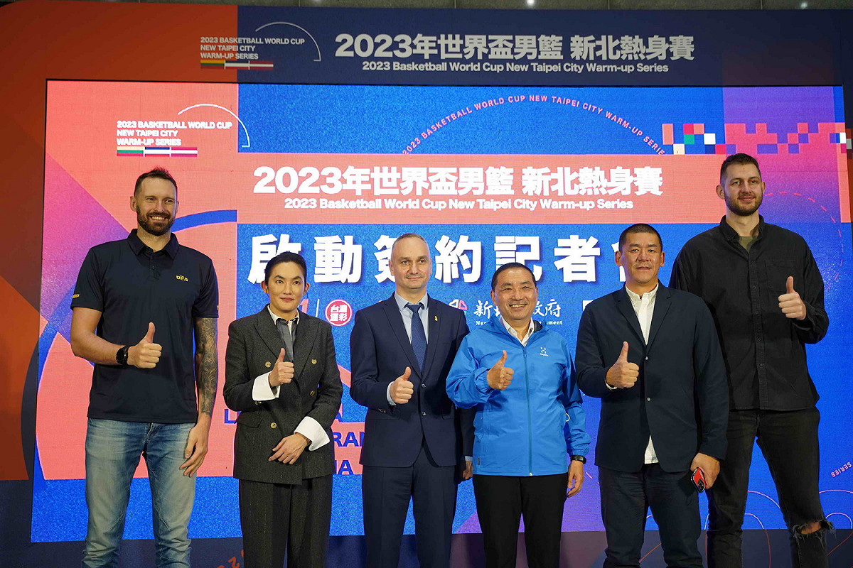 2023年世界盃男籃新北熱身賽啟動簽約記者會大合影。 圖：新北市新聞局提供