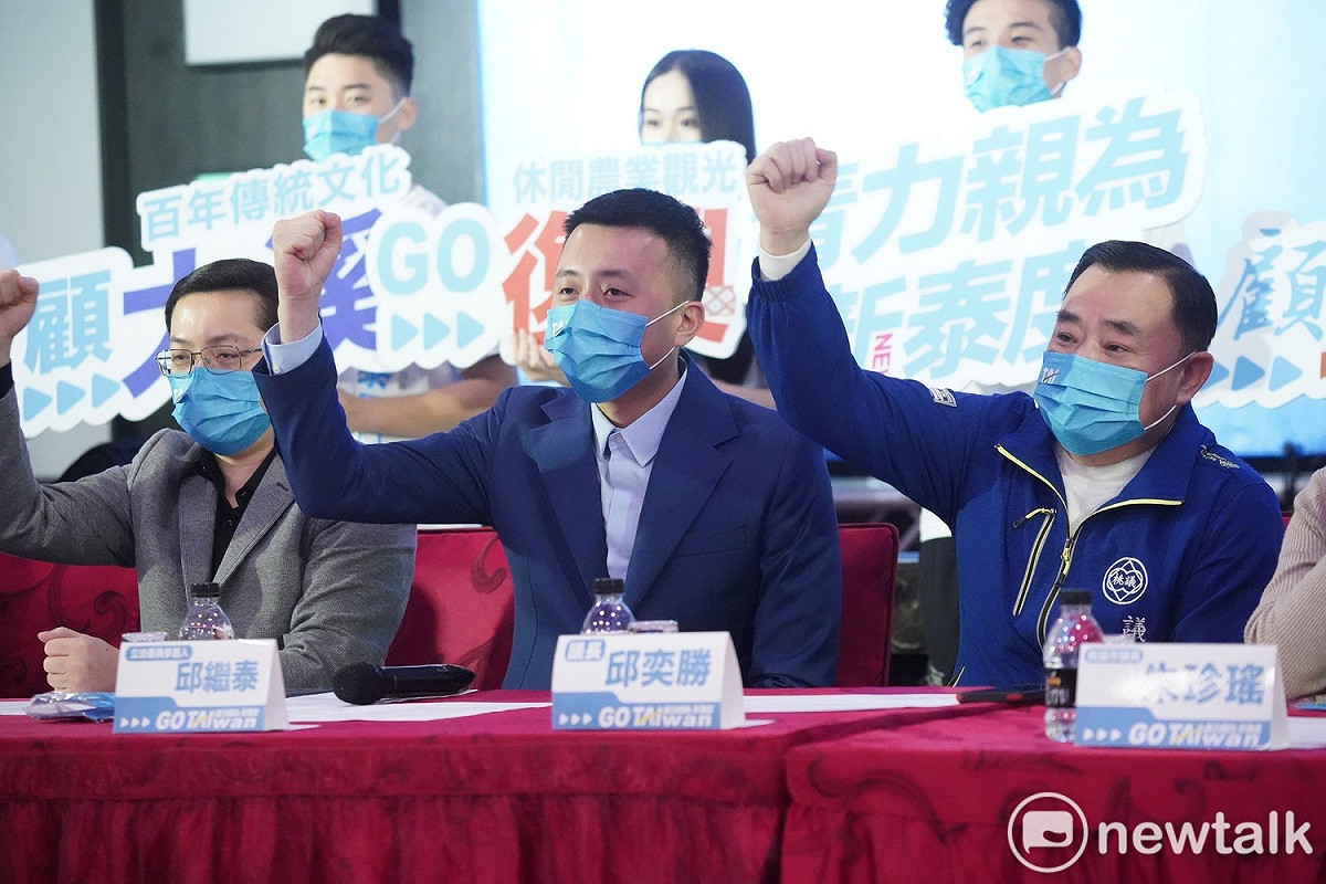 議長邱奕勝(右)作為邱繼泰最大後盾，籲鄉親支持邱繼泰代表國民黨出線參選桃園第六選區立法委員。 圖：林昀真／攝