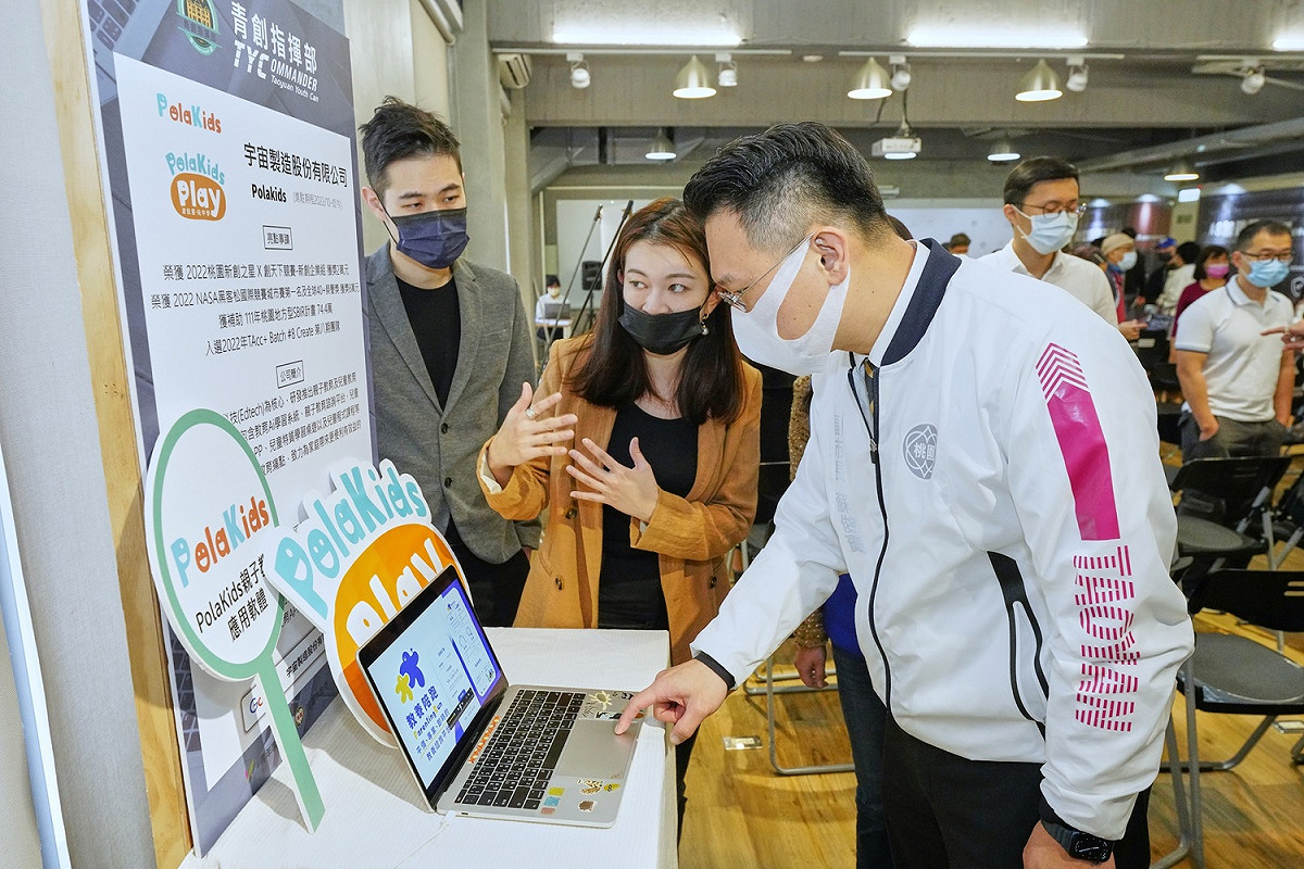 副市長蘇俊賓（右）與青創團隊互動交流。 圖：桃園市青年事務局／提供