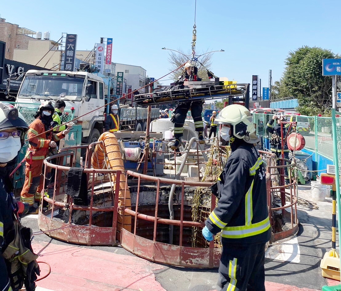 陳俞安墜入14米深下水道工程施工深井，5個小時後才被發現，送醫不治。 圖：林昀真／翻攝