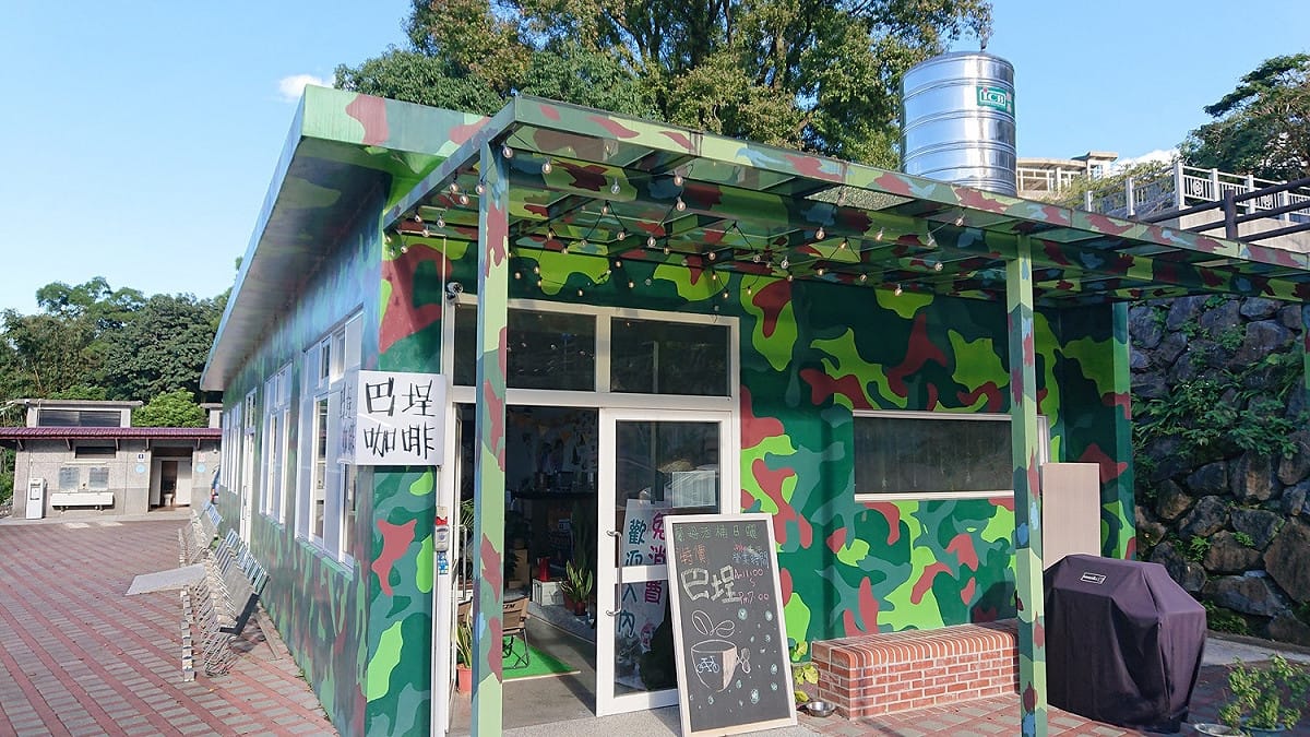 三芝興華驛站第一層迷彩外觀的服務中心「巴埕咖啡」提供輕食與飲品，讓往來的旅客一邊享受美食一邊度過悠閒時光。 圖：新北市景觀處提供