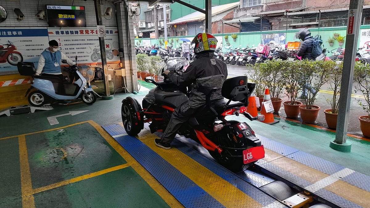2023年2月25日（六）至2月28日（二）連假期間，停止受理機車檢驗服務，並自3月1日（三）起恢復機車檢驗業務，請儘早為愛車進行定期檢驗。 圖：台北區監理所提供