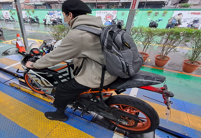 逾期未檢驗，依據道路交通管理處罰條例第17條規定，處汽車所有人900元以上1800元以下罰鍰；逾期6個月以上，還會被註銷牌照。 圖：台北區監理所提供