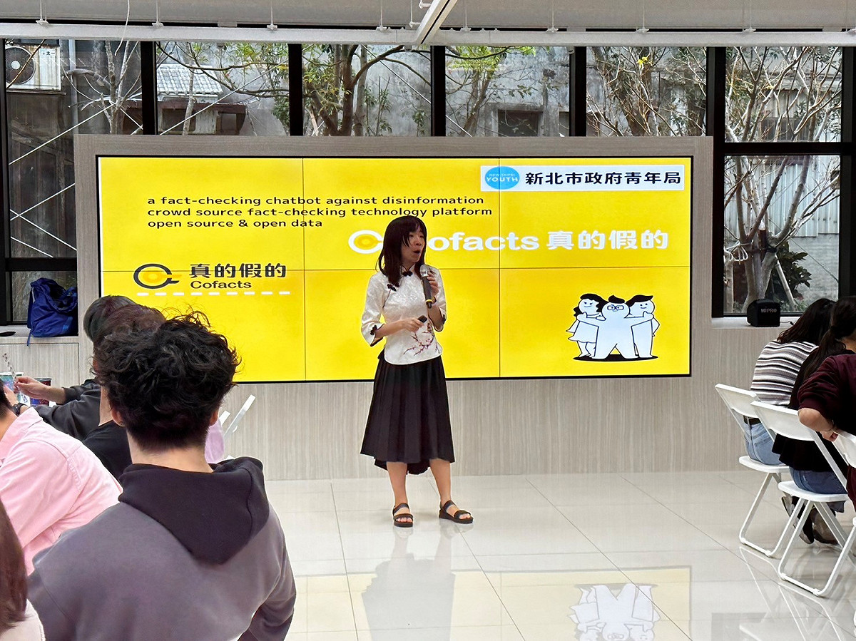 Cofacts創辦人比鄰向東京大學師生介紹Cofacts運作機制。 圖：新北市青年局提供