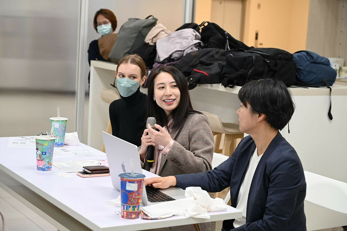 左起：美國事實查核研究者Maya，青年局長錢念群與東京大學教授阿古智子。 圖：新北市青年局提供