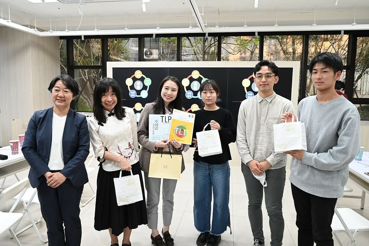青年局長錢念群、Cofacts創辦人比鄰與東京大學師生互相致贈禮物。 圖：新北市青年局提供