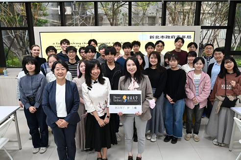 青年局長錢念群、Cofacts創辦人比鄰與東京大學師生合照。 圖：新北市青年局提供