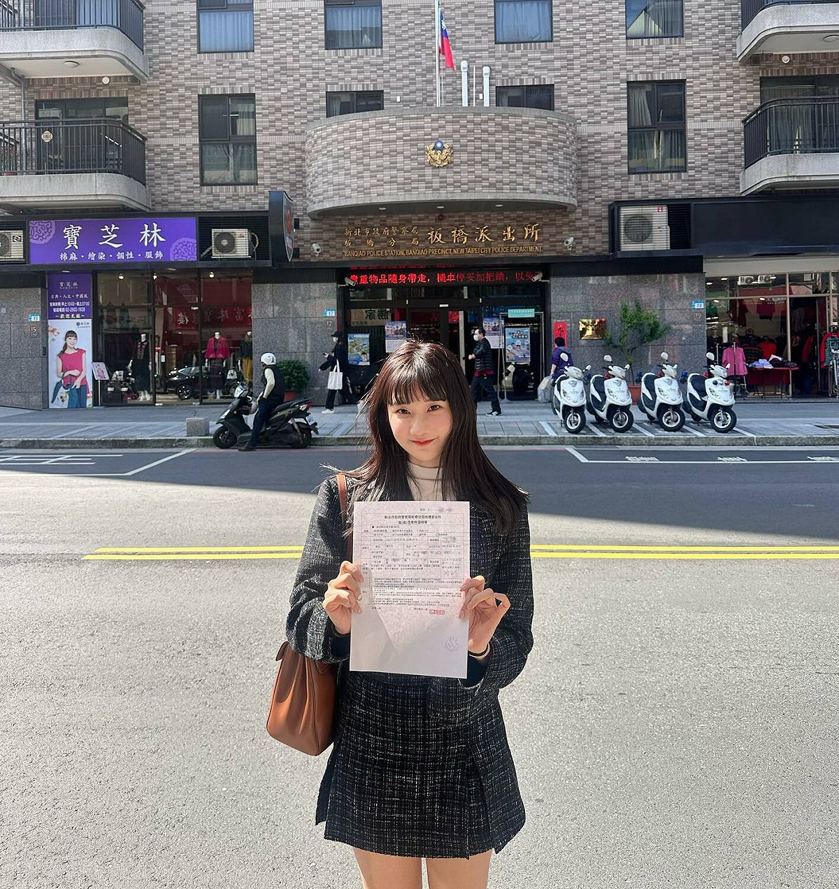 愛莉莎莎於昨(17)晚曬出警局報案單宣布對酸民提告。 圖：取自愛莉莎莎臉書