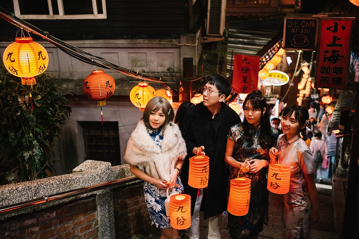 提燈夜遊活動將由在地嚮導帶領遊客，走訪蘊藏豐富文化和自然美景的九份山城。 圖：新北市觀旅局提供
