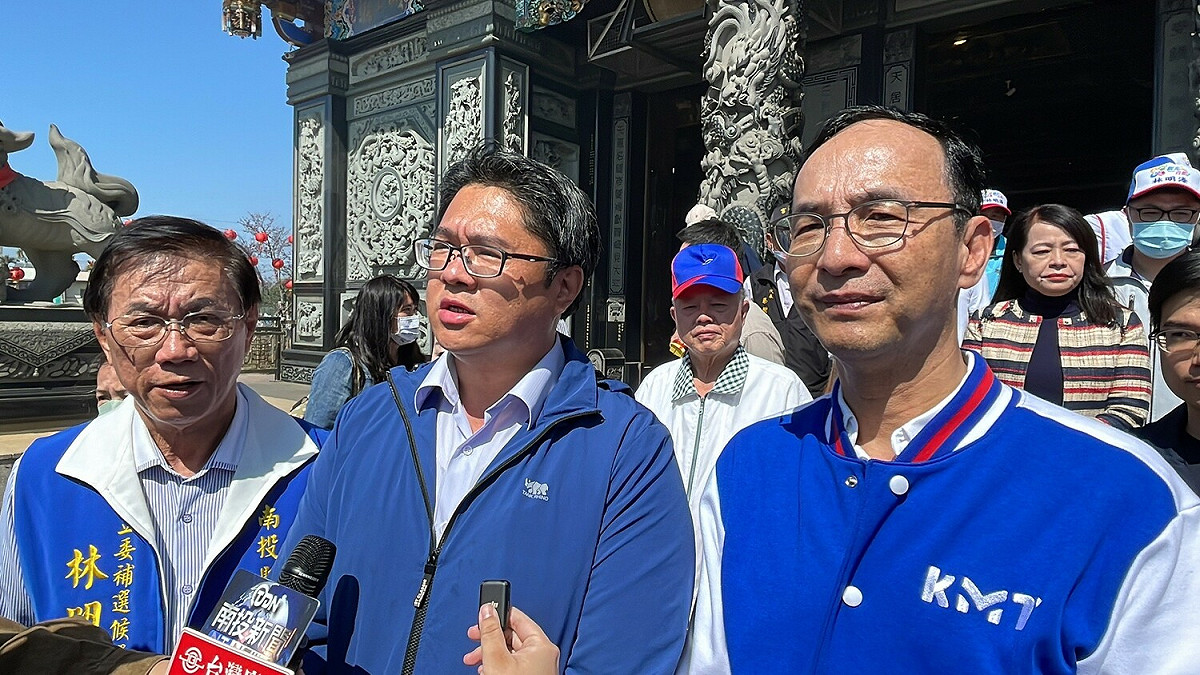 林儒彬（圖中）表示他與父親林明溱（圖左）都不會再參選2024立委。 圖：國民黨文傳會/提供