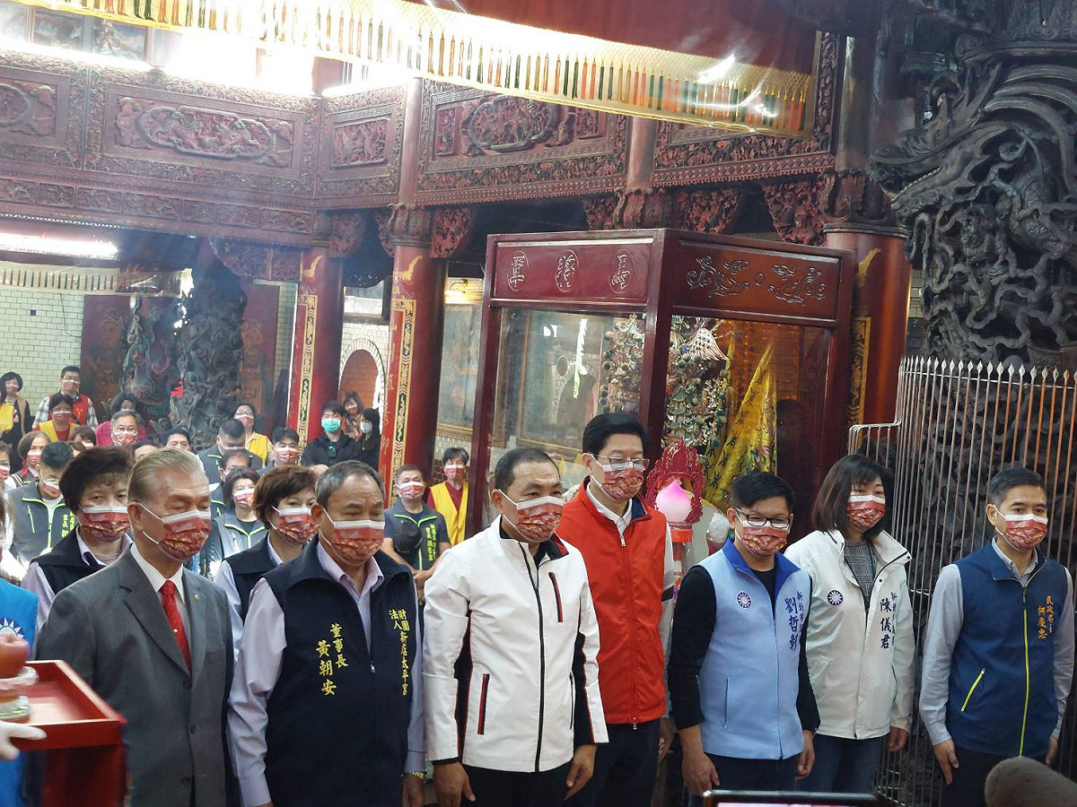 侯友宜今至新店太平宮參拜祈福。 圖：新北市民政局提供