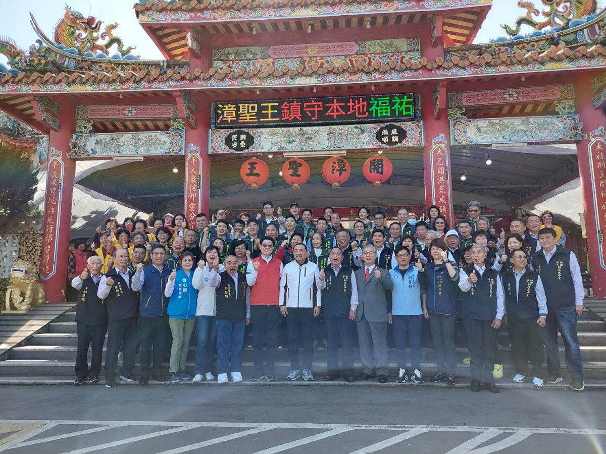 侯友宜今至新店太平宮參拜祈福與地方仕紳合影。 圖：新北市民政局提供