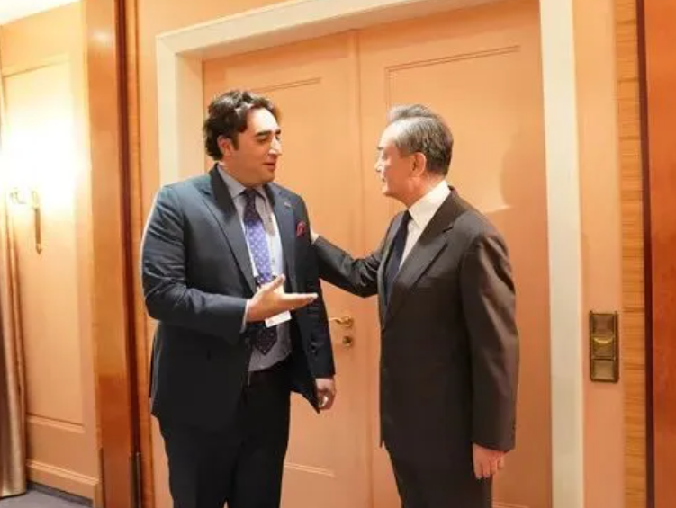 王毅在德國在17日出席慕尼黑安全會議期間，會見巴基斯坦外長比拉瓦爾。 圖 : 翻攝自中國外交部官網