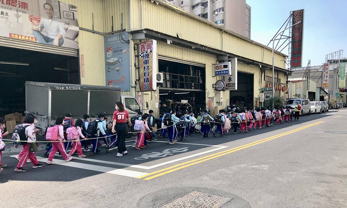 網紅Cheap貼出高雄小朋友「肉體人行道」掀議 圖:Cheap臉書