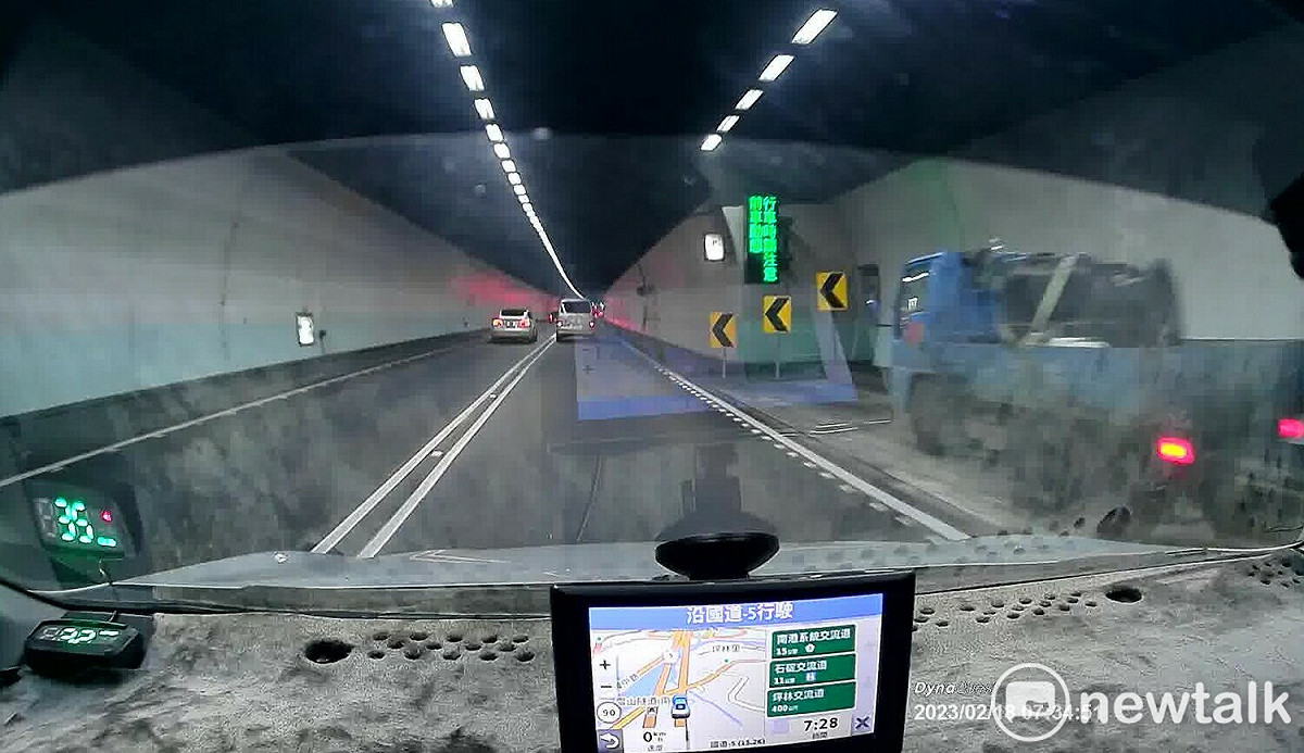 07：28距離出口約3公里處該車終於進入避車彎，整個雪山隧道裡面已經堵了十公里長的大、小車子 張文隆攝