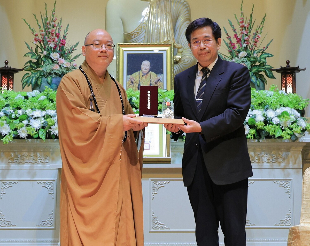 潘文忠(右)頒「一等教育專業獎章」給星雲法師，由心保和尚代表領獎。 圖：佛光山/提供